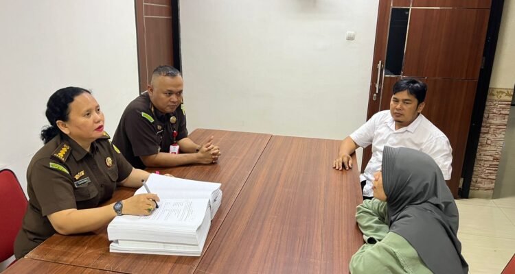Tersangka dan barang bukti saat dilimpahkan penyidik Ditreskrimsus Polda Jambi ke Kejari Sungai Penuh