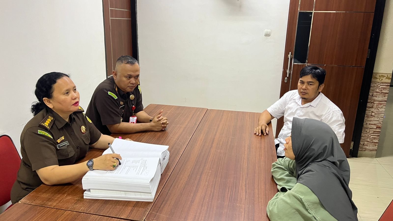 Tersangka dan barang bukti saat dilimpahkan penyidik Ditreskrimsus Polda Jambi ke Kejari Sungai Penuh