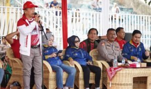 Gubernur Jambi, Al Haris, saat menghadiri pembukaan Piala Soeratin U-13 dan U-15 di Stadion Gelora Paduka Berhala, Kabupaten Tanjung Jabung Timur