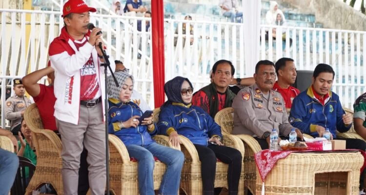 Gubernur Jambi, Al Haris, saat menghadiri pembukaan Piala Soeratin U-13 dan U-15 di Stadion Gelora Paduka Berhala, Kabupaten Tanjung Jabung Timur