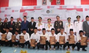 Gubernur Jambi Al Haris foto bersama usai menyerahkan secara simbolis remisi kepada ribuan narapidana dalam rangka memperingati HUT ke-80 Kemerdekaan Republik Indonesia