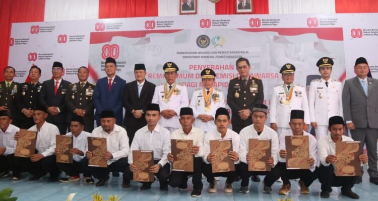 Gubernur Jambi Al Haris foto bersama usai menyerahkan secara simbolis remisi kepada ribuan narapidana dalam rangka memperingati HUT ke-80 Kemerdekaan Republik Indonesia