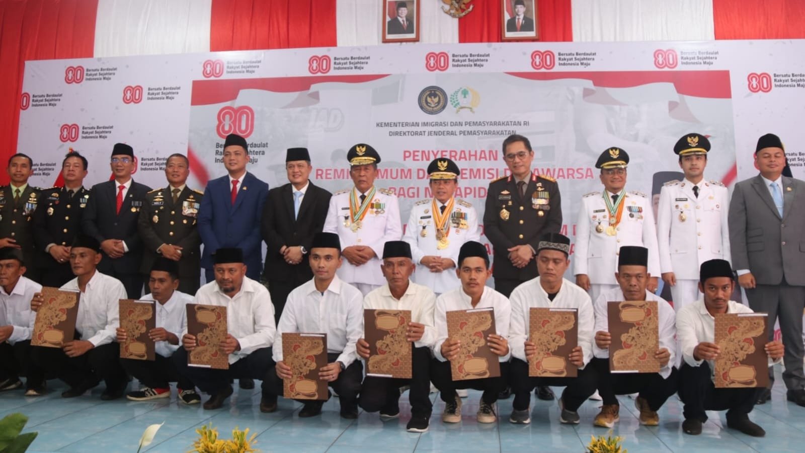 Gubernur Jambi Al Haris foto bersama usai menyerahkan secara simbolis remisi kepada ribuan narapidana dalam rangka memperingati HUT ke-80 Kemerdekaan Republik Indonesia