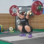Aksi lifter andalan Pabsi Jambi Yuliana Klarisa dan membawanya lolos ke seleknas Sea Gamea di Thailand