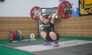 Aksi lifter andalan Pabsi Jambi Yuliana Klarisa dan membawanya lolos ke seleknas Sea Gamea di Thailand