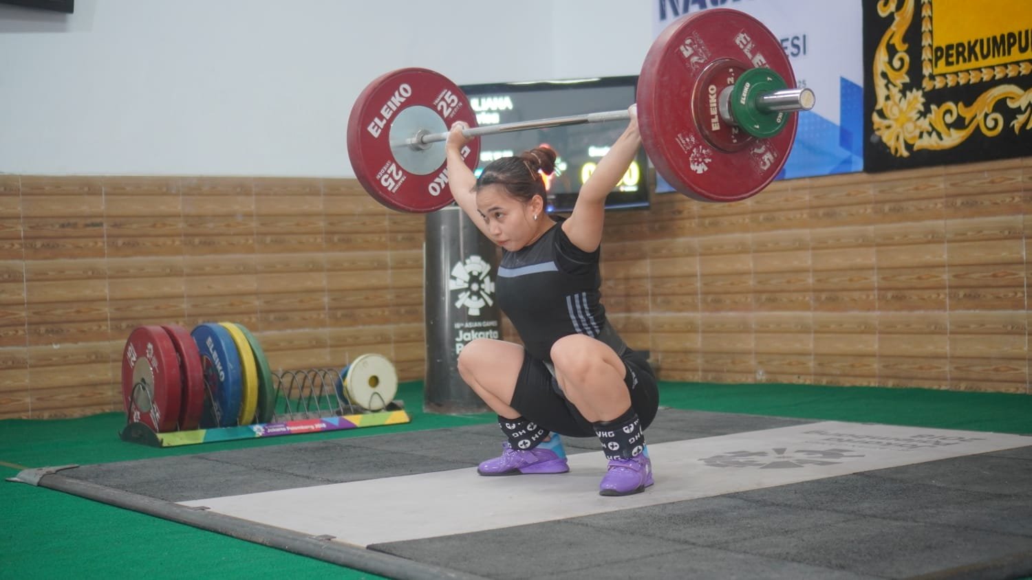 Aksi lifter andalan Pabsi Jambi Yuliana Klarisa dan membawanya lolos ke seleknas Sea Gamea di Thailand