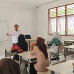 Gubernur Jambi Al Haris saat berinteraksi dengan siswa Sekolah Rakyat Menengah Atas (SRMA) 5 Kota Jambi