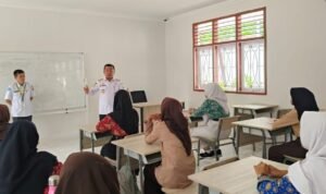 Gubernur Jambi Al Haris saat berinteraksi dengan siswa Sekolah Rakyat Menengah Atas (SRMA) 5 Kota Jambi