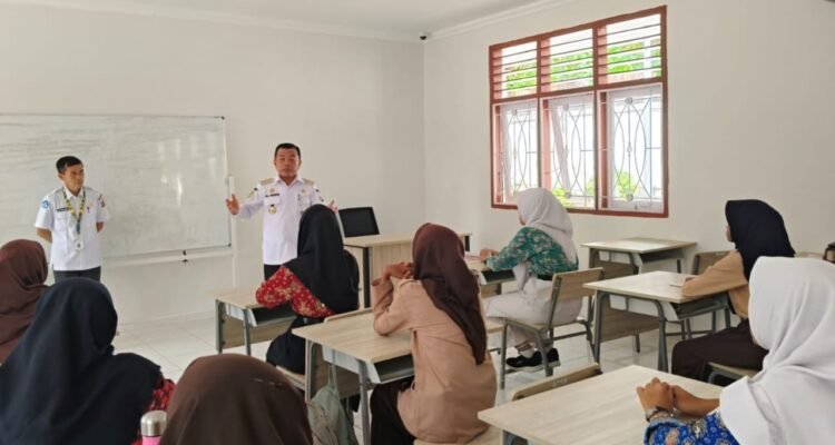 Gubernur Jambi Al Haris saat berinteraksi dengan siswa Sekolah Rakyat Menengah Atas (SRMA) 5 Kota Jambi