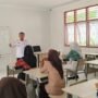 Gubernur Jambi Al Haris saat berinteraksi dengan siswa Sekolah Rakyat Menengah Atas (SRMA) 5 Kota Jambi