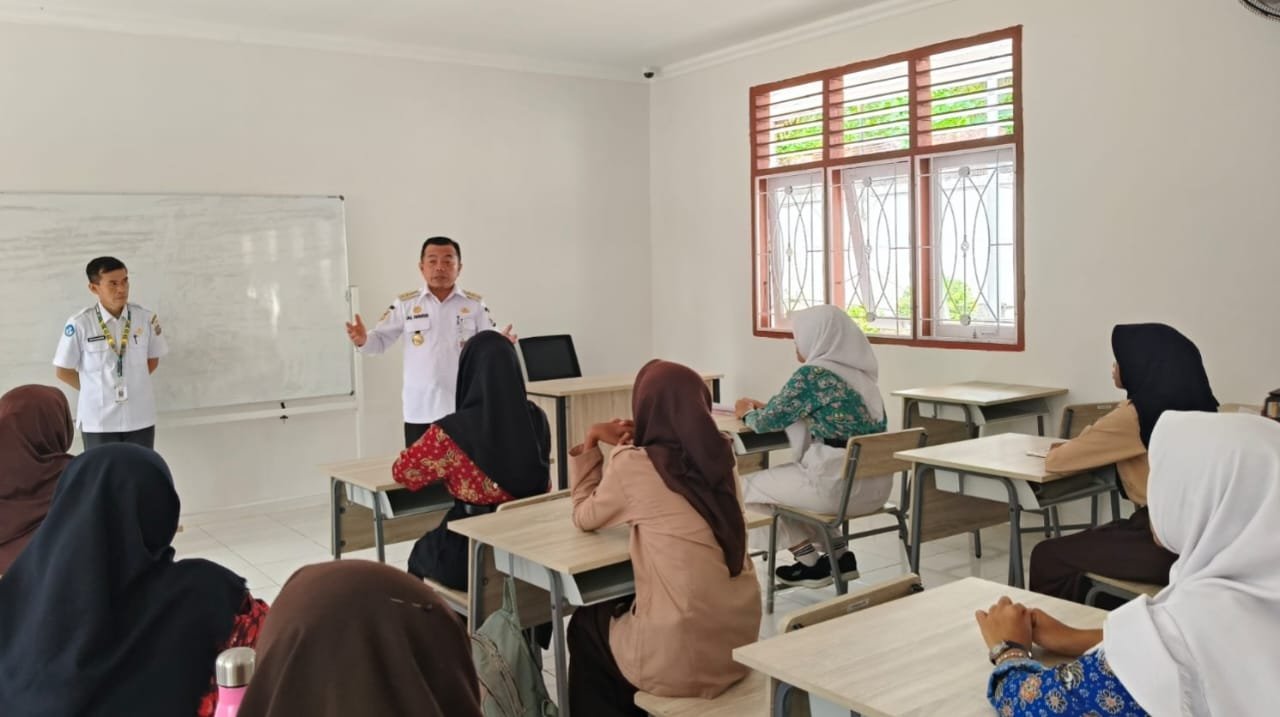 Gubernur Jambi Al Haris saat berinteraksi dengan siswa Sekolah Rakyat Menengah Atas (SRMA) 5 Kota Jambi