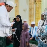 Gubernur Jambi, Al Haris saat menyerahkan santunan bagi anak yatim