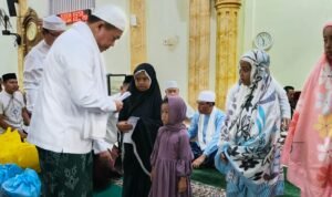 Gubernur Jambi, Al Haris saat menyerahkan santunan bagi anak yatim