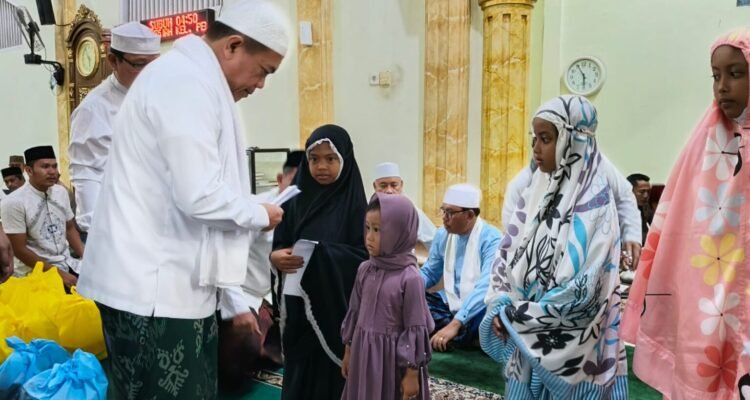 Gubernur Jambi, Al Haris saat menyerahkan santunan bagi anak yatim
