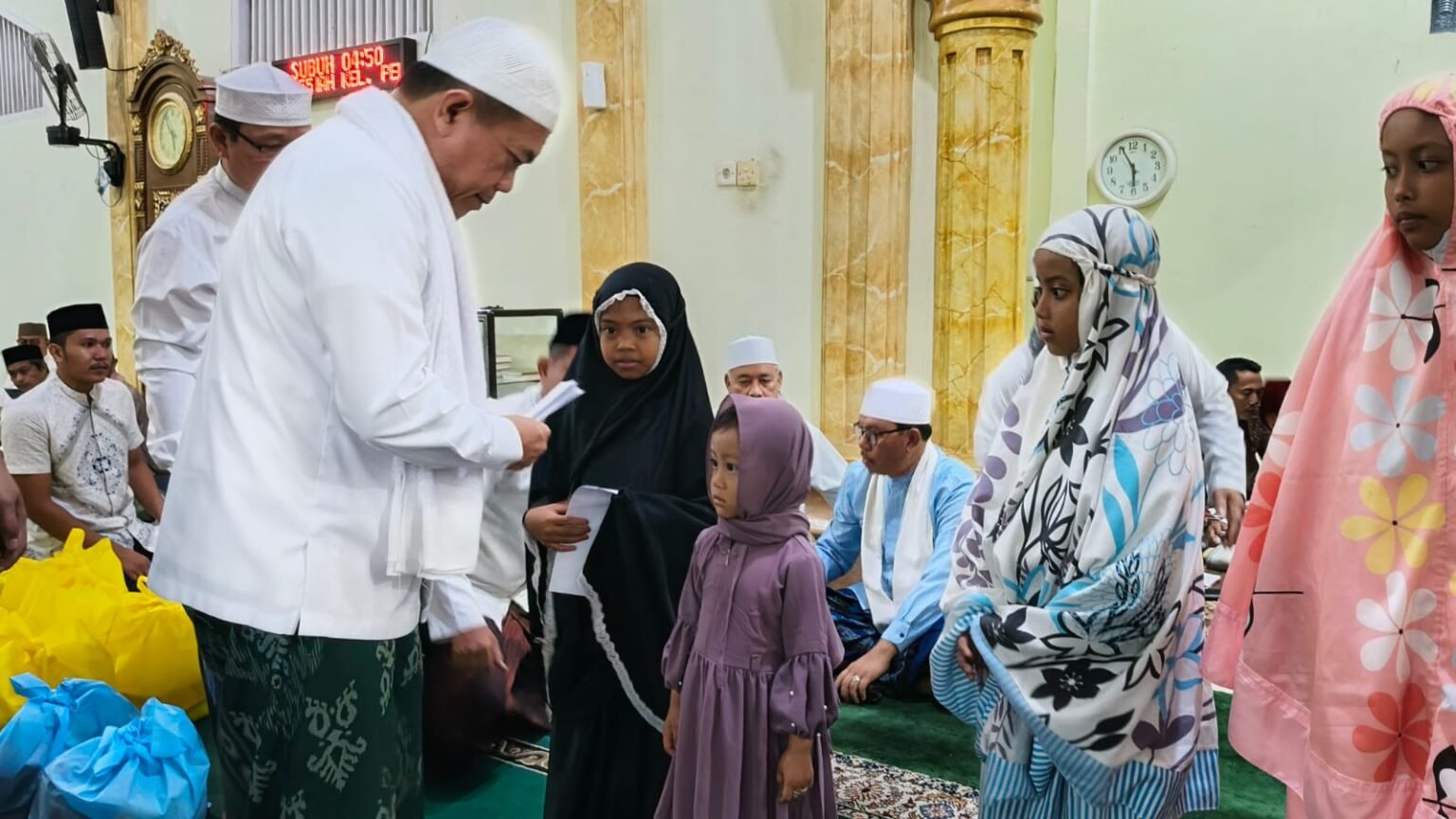 Gubernur Jambi, Al Haris saat menyerahkan santunan bagi anak yatim
