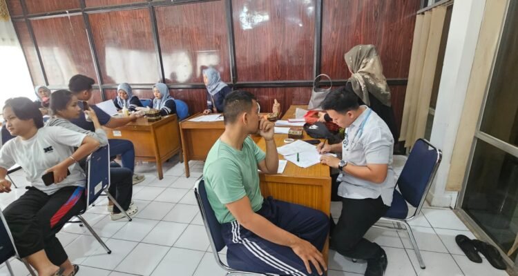 Pemeriksaan kesehatan atlet Jambi jelang mengikuti PON Bela Diri di Kudus