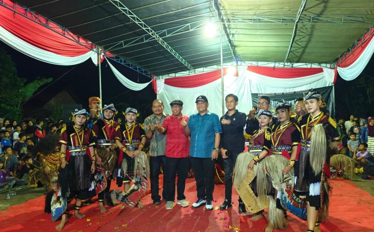 Walikota Jambi Maulana fploto bersama panitia pesta rakyat dan pagelaran seni udaya jaranan di Lorong Teratai Kota Jambi