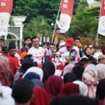 Gubernur Jambi, Al Haris saat melepas jalan santai kemerdekaan dalam rangka HUT ke-80 Kemerdekaan Republik Indonesia yang diikuti ribuan peserta