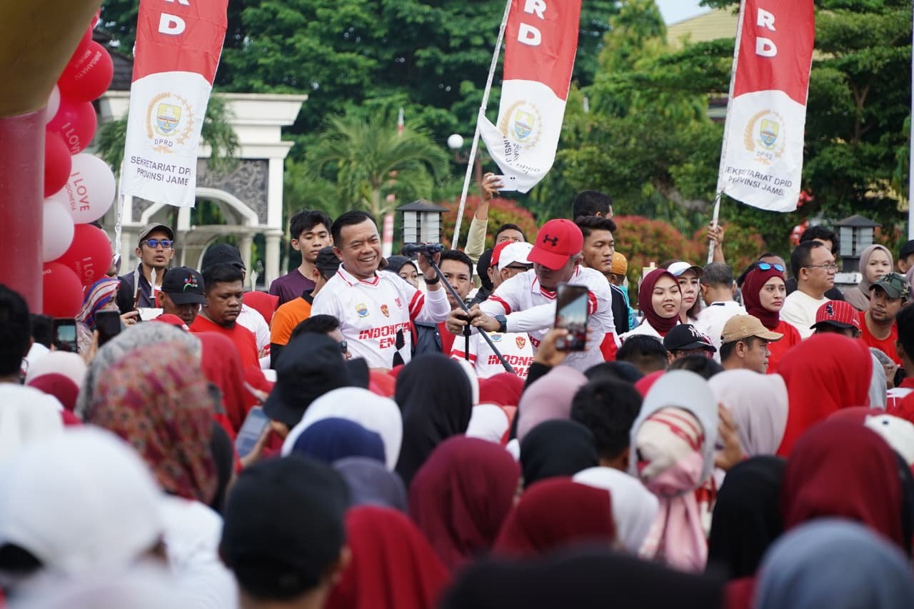Gubernur Jambi, Al Haris saat melepas jalan santai kemerdekaan dalam rangka HUT ke-80 Kemerdekaan Republik Indonesia yang diikuti ribuan peserta