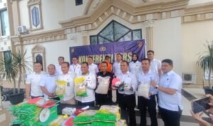 Dirreskrimsus Polda Jambi, Kombes Pol. Taufik Nurmandia memperlihatkan kemasan beras subsidi yang diganti dengan karung polos