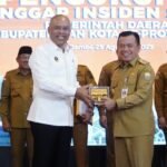 Gubernur Jambi, Al Haris saat menerima penghargaan provinsi ke-6 lengkapi TTIS dari Kepala Badan Siber dan Sandi Negara (BSSN) Republik Indonesia Letjen TNI (Purn) Nugroho Sulistyo Budi