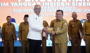 Gubernur Jambi, Al Haris saat menerima penghargaan provinsi ke-6 lengkapi TTIS dari Kepala Badan Siber dan Sandi Negara (BSSN) Republik Indonesia Letjen TNI (Purn) Nugroho Sulistyo Budi