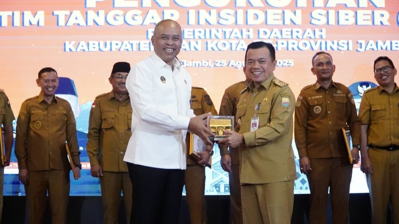 Gubernur Jambi, Al Haris saat menerima penghargaan provinsi ke-6 lengkapi TTIS dari Kepala Badan Siber dan Sandi Negara (BSSN) Republik Indonesia Letjen TNI (Purn) Nugroho Sulistyo Budi