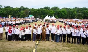 Wakil Gubernur Jambi Abdullah Sani foto bersama usai penutupan Pengenalan Kehidupan Kampus Mahasiswa Baru (PKKMB) Universitas Jambi (Unja)