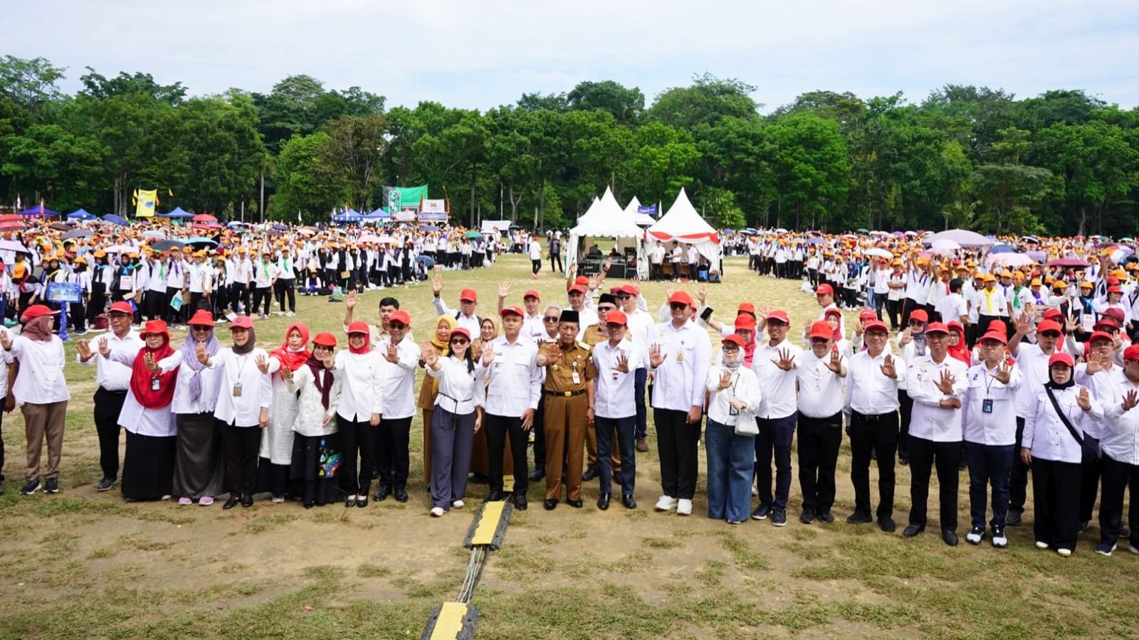 Wakil Gubernur Jambi Abdullah Sani foto bersama usai penutupan Pengenalan Kehidupan Kampus Mahasiswa Baru (PKKMB) Universitas Jambi (Unja) Wakil Gubernur Jambi Abdullah Sani foto bersama usai penutupan Pengenalan Kehidupan Kampus Mahasiswa Baru (PKKMB) Universitas Jambi (Unja)