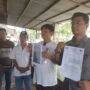 Joni menunjukkan laporan kasus dugaan pemberian keterangan palsu