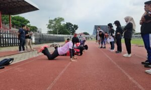 Atlet bela diri Jambi saat melakukan tes fisik sebelum turun di PON Bela Diri di Kudus