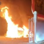 Salah satu kendaraan yang dibakar pendemo