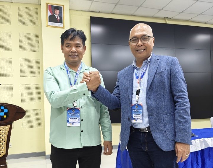 Ketua SMSI Provinsi Jambi Muhtadi Putra Nusa bersama Ketua Umum PWI Pusat Akhmad Munir Ketua SMSI Provinsi Jambi Muhtadi Putra Nusa bersama Ketua Umum PWI Pusat Akhmad Munir