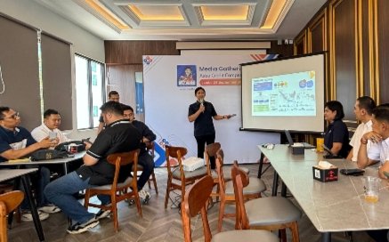 Branch Manager ACC Jambi Edwin Saragih, saat menyampaikan materi