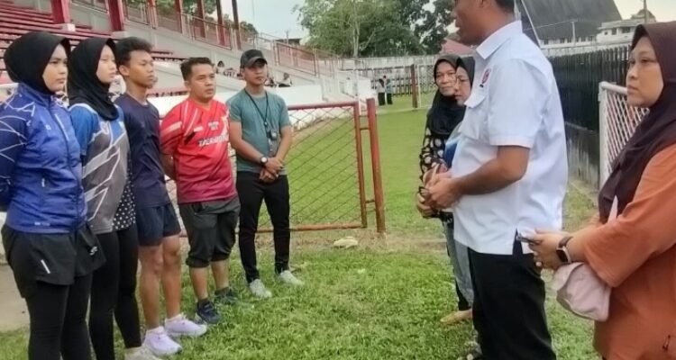 Ketua KONI Provinsi Jambi AKBP Mat Sanusi saat memantau persiapan atlet jelang PON Bela Diri di Kudus, Jawa Tengah, Oktober 2025