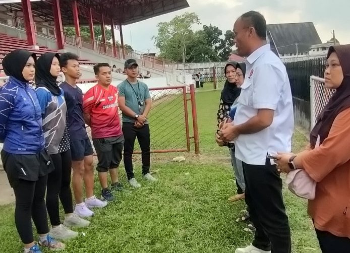 Ketua KONI Provinsi Jambi AKBP Mat Sanusi saat memantau persiapan atlet jelang PON Bela Diri di Kudus, Jawa Tengah, Oktober 2025
