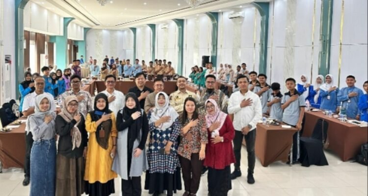 Foto bersama pemateri dan peserta FGD bertajuk “Optimalisasi Peran Dinas Pendidikan dan Guru BP dalam Edukasi Pelajar terhadap Dampak Kenakalan Remaja di Provinsi Jambi