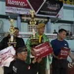 Penyerahan hadiah kepada juara umum I kategori dewasa Kejurnas Pencak Silat Jambi Championship II, tahun 2025