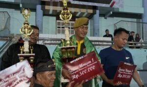 Penyerahan hadiah kepada juara umum I kategori dewasa Kejurnas Pencak Silat Jambi Championship II, tahun 2025