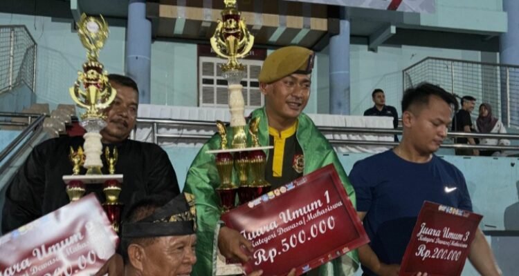 Penyerahan hadiah kepada juara umum I kategori dewasa Kejurnas Pencak Silat Jambi Championship II, tahun 2025