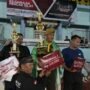 Penyerahan hadiah kepada juara umum I kategori dewasa Kejurnas Pencak Silat Jambi Championship II, tahun 2025