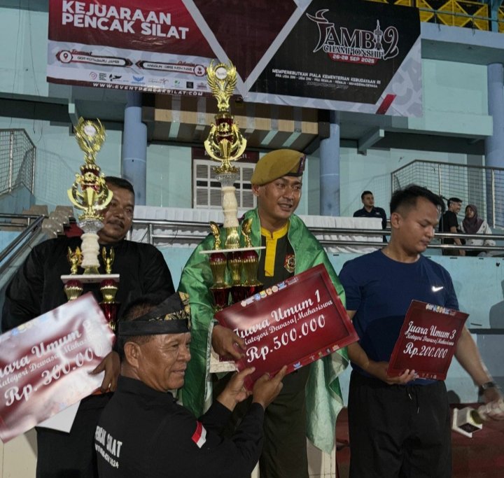 Penyerahan hadiah kepada juara umum I kategori dewasa Kejurnas Pencak Silat Jambi Championship II, tahun 2025