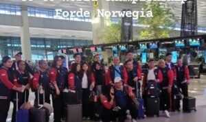 Lifter putri Jambi Yuliana Klarisa bersama tim Merah Putih sebelum berangkat mengikuti Kejuaraan Dunia Angkat Besi di Norwegia