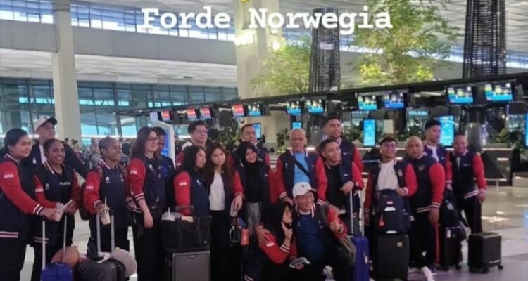 Lifter putri Jambi Yuliana Klarisa bersama tim Merah Putih sebelum berangkat mengikuti Kejuaraan Dunia Angkat Besi di Norwegia