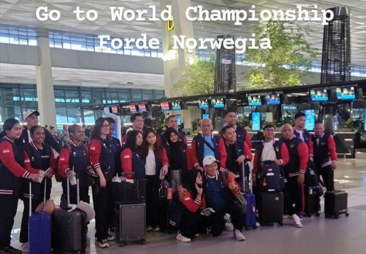 Lifter putri Jambi Yuliana Klarisa bersama tim Merah Putih sebelum berangkat mengikuti Kejuaraan Dunia Angkat Besi di Norwegia