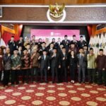Gubernur Jambi Al Haris foto bersama jajaran direksi Bank Jambi yang baru dilantik