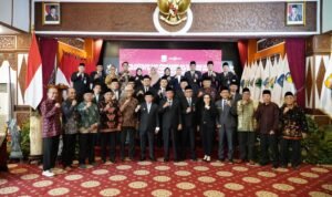 Gubernur Jambi Al Haris foto bersama jajaran direksi Bank Jambi yang baru dilantik