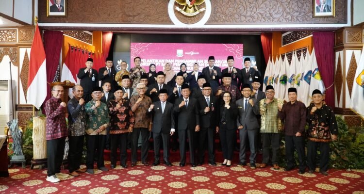 Gubernur Jambi Al Haris foto bersama jajaran direksi Bank Jambi yang baru dilantik