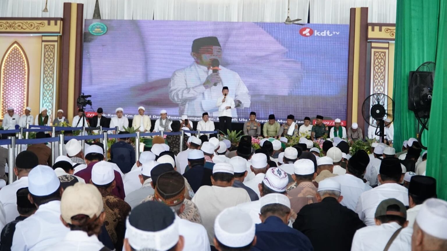 Gubernur Jambi, Al Haris saat menghadiri acara peringatan Maulid Nabi Muhammad SAW 1447 H di Ponpes Kumpeh Daaru At-Tauhid, Kabupaten Muaro Jambi