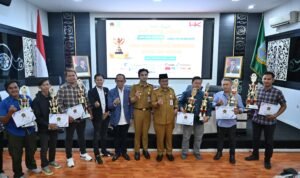 Walikota Jambi, Maulana foto bersama para pemenang Lomba Karya Jurnalistik dan Lomba Foto dalam Berita yang digelar PWI Kota Jambi